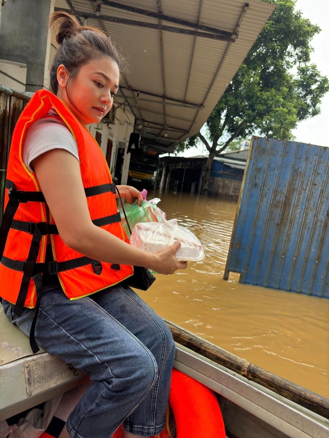 Quế Vân và vợ chồng Ưng Hoàng Phúc bị chỉ trích khi đi cứu trợ... giữa trung tâm Hà Nội- Ảnh 9.